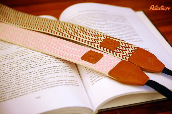 <b>アリスハッチ/ピンク（手前）、アリスハッチ/ブラウン（奥）。いずれも価格は3,360円</b>