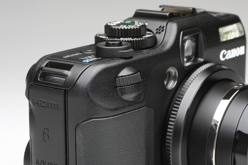<b>グリップの上部に新たに備わる電子ダイヤル。EOS シリーズのものと比較すると小振りだが、節度ある操作感で使い勝手もよい。 “G12”のロゴはグリップの下部へと移動した。</b>