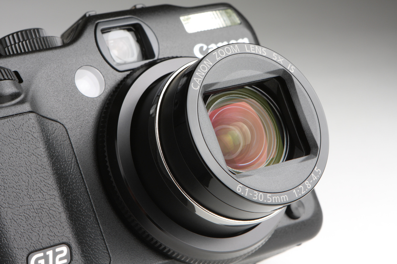 <b>角度ブレのほかシフトブレにも対応するハイブリッドISの搭載された光学5倍ズームレンズ。光学系はPowerShot G11から変更はない</b>