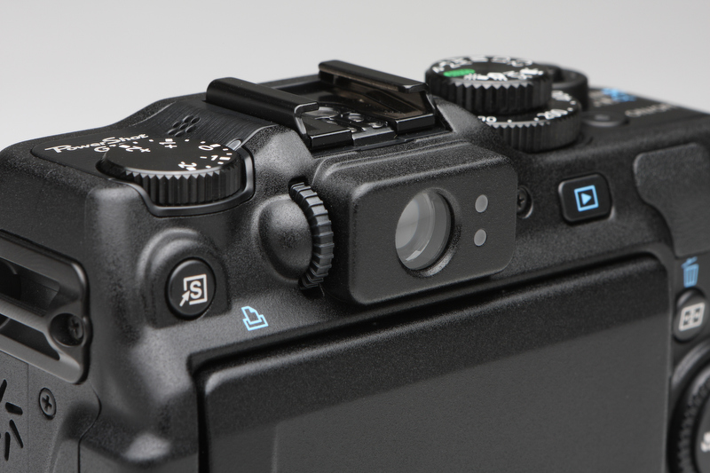 <b>視度調整機能を備える光学ファインダー。決して見やすいとはいえないが、明るい屋外での撮影や、ブレを少しでも抑えたい撮影では重宝する。</b>