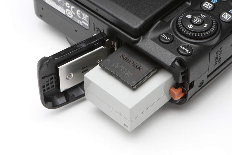 <b>バッテリーはPowerShot G11と同じNB-7L。液晶モニター表示時に撮影可能枚数は約370枚。メモリーカードは、この向きで装填する</b>