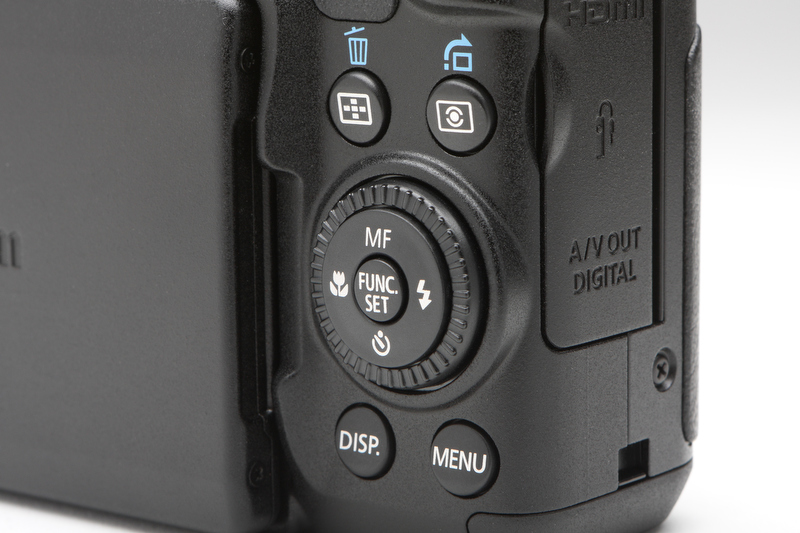 <b>背面のボタン類のレイアウトもPowerShot G11と同じだ。コントローラーホイールの内側には、十字キーとFUNC./SETボタンを備える</b>