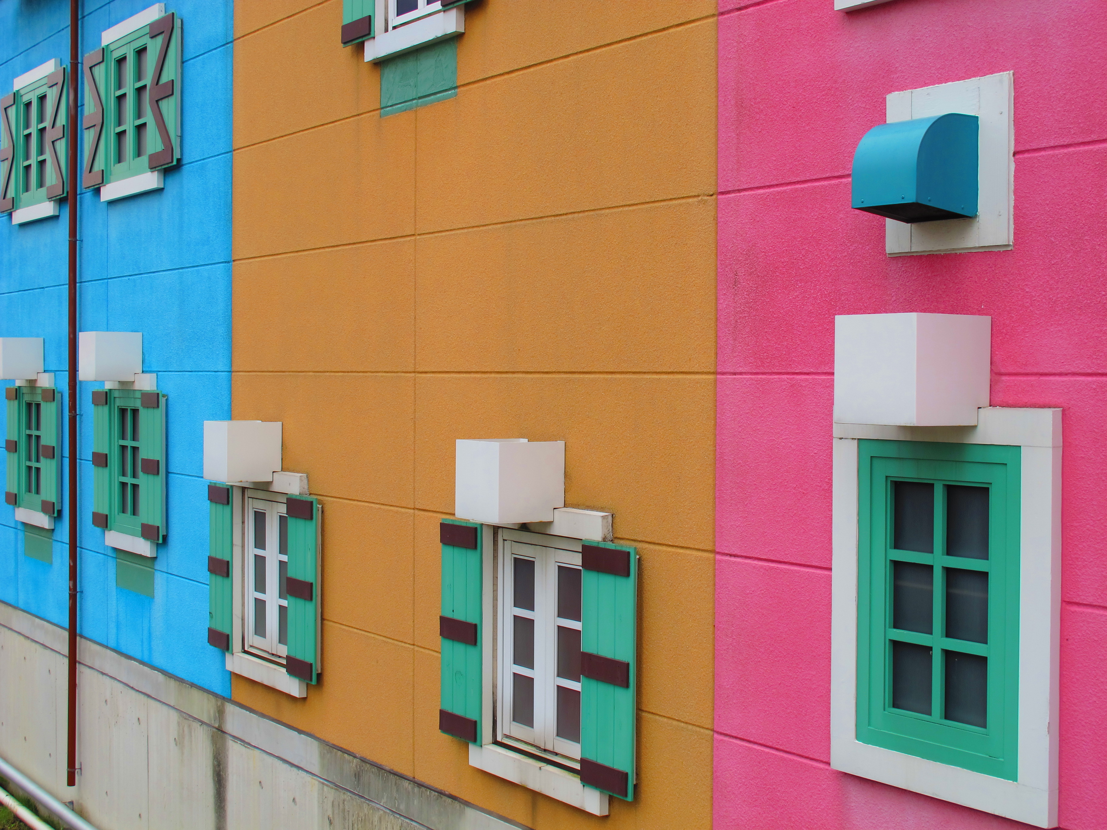 <b>極彩色<br>PowerShot G12 / 約2.7MB / 3,648×2,736 / 1/160秒 / F4 / 0.0EV / ISO80 / WB:オート / 10.8mm</b>