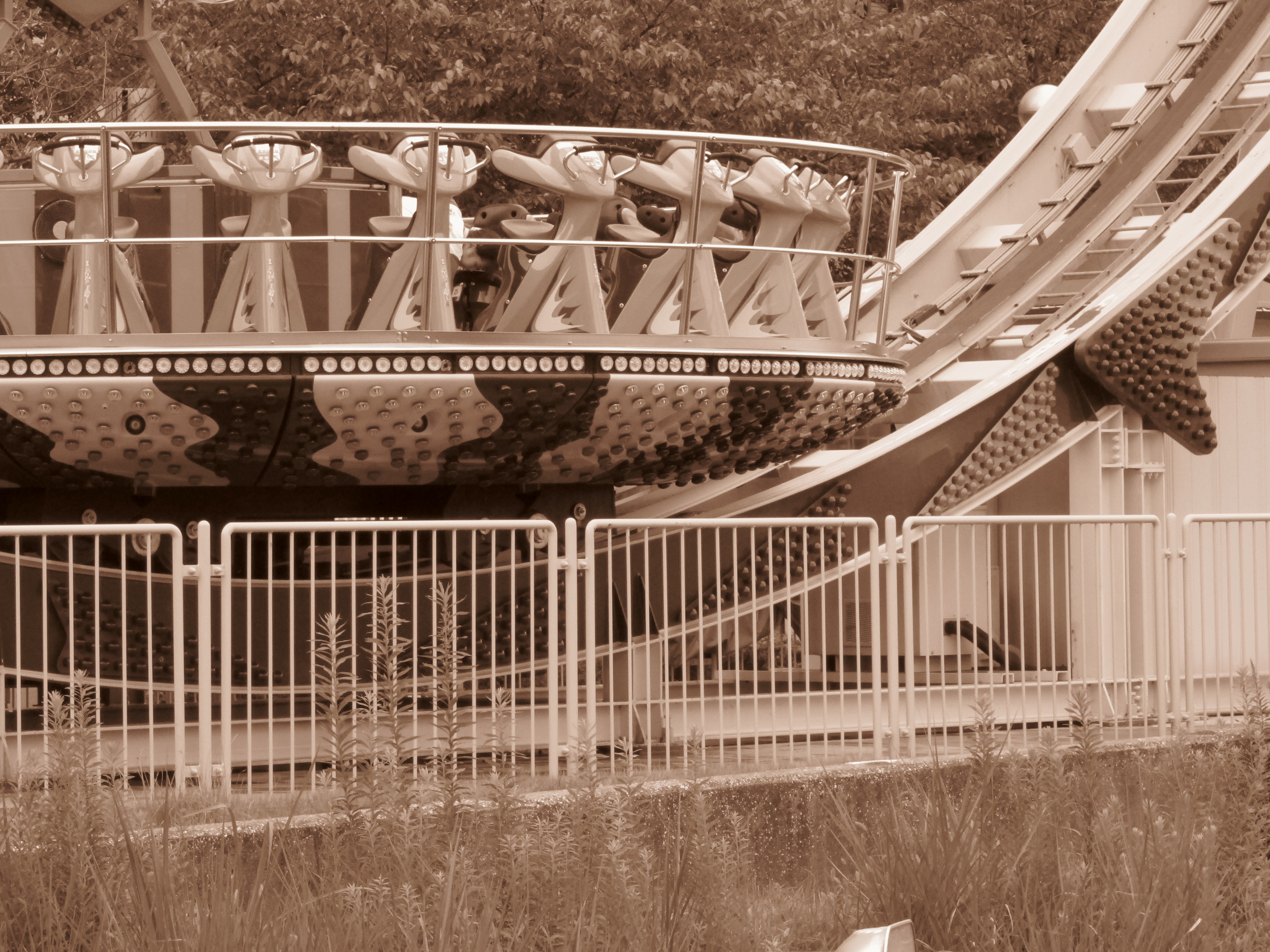 <b>セピア<br>PowerShot G12 / 約2.8MB / 3,648×2,736 / 1/250秒 / F8 / 0.0EV / ISO800 / CanonWB: / CanonWB:unknown / 30.5mm</b>