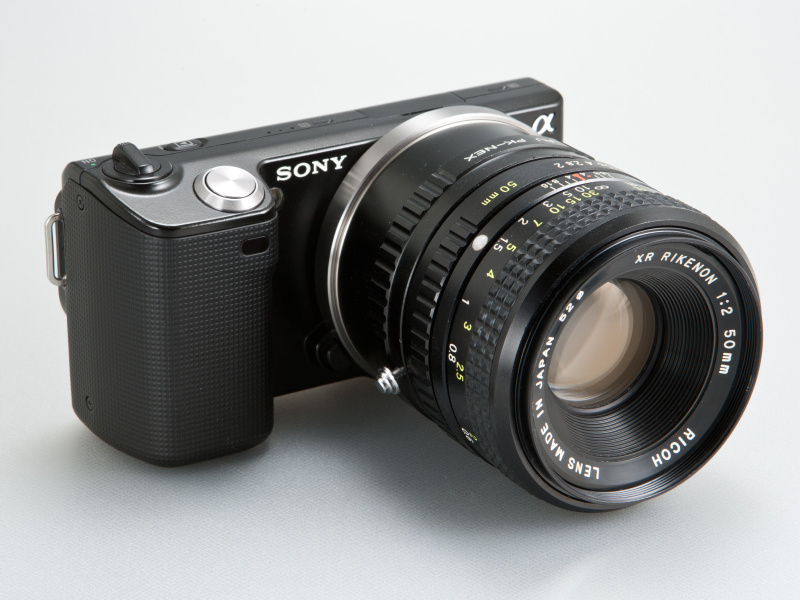 <b>XRリケノン50mm F2は52mm径のねじ切りがある。市販のフィルターやフードが装着できる</b>