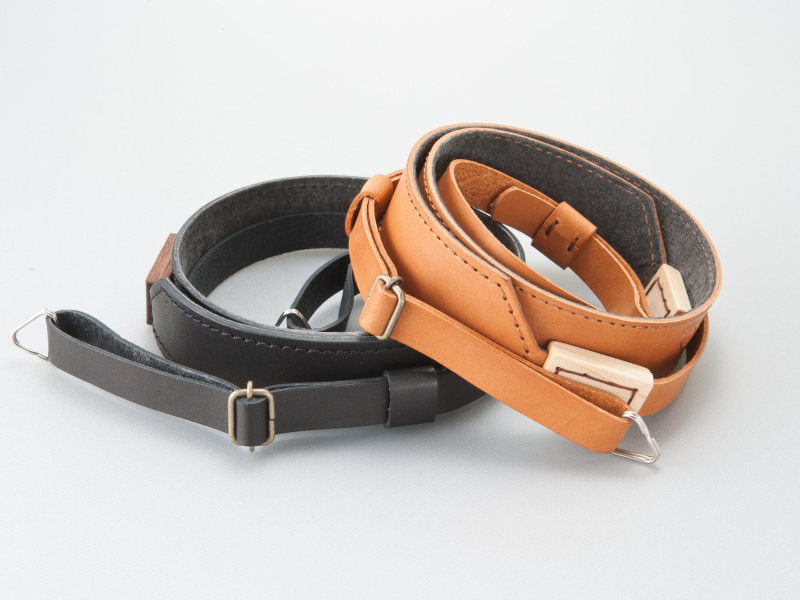 <b>アコレプロダクツのレザーカメラストラップは黒と茶の2色展開だ。価格はともに4,725円</b>