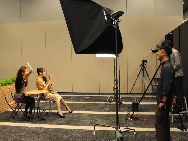 <b>発表会開始前の様子。何のための撮影かは来場者に知らされていなかった</b>