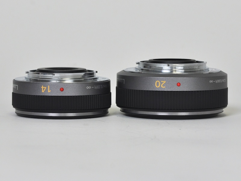 <b>厚さの比較。右はLUMIX G 20mm F1.7 ASPH.</b>