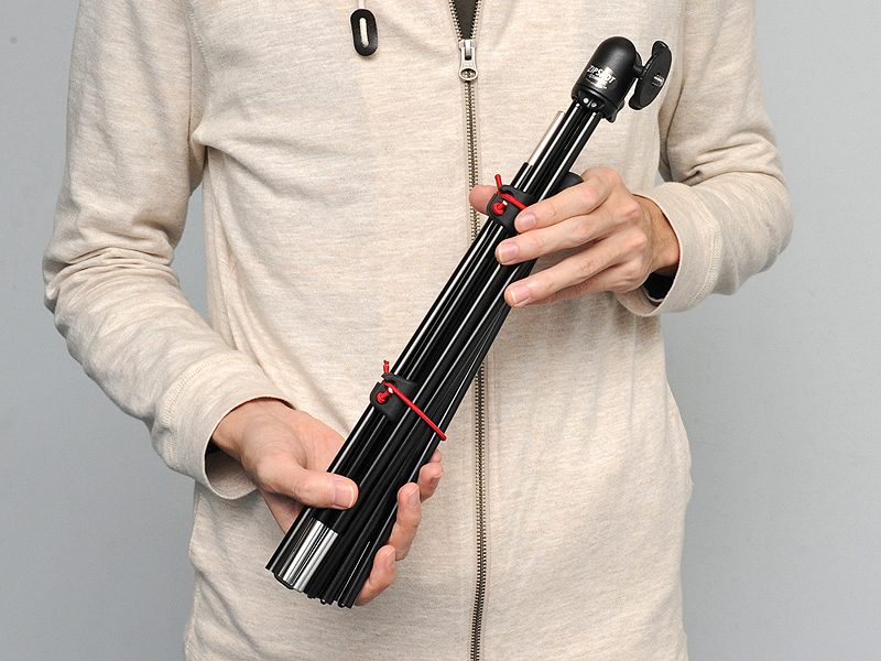 <b>キヤノンPowerShot G11を装着したところ。全高は112cm、縮長は38cm。モデルの身長は178cm</b>