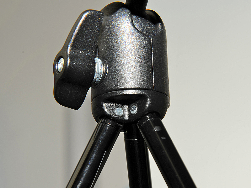 <b>雲台は脚と繋がっているため雲台の交換はできない。また、開脚のロック機構も無い</b>