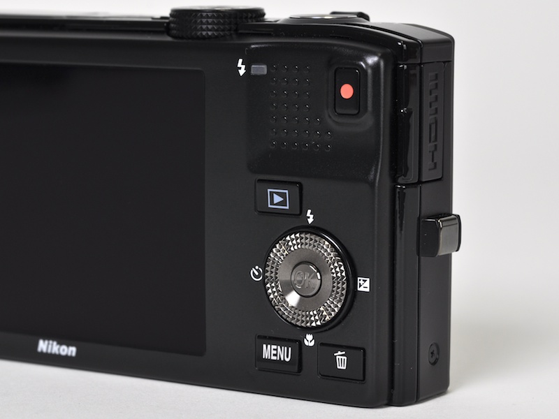 <b>オレンジ色マークは動画撮影ボタン。フルHD記録が可能だ</b>