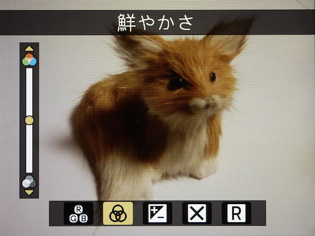 <b>オート撮影時や連写モード時などに使用可能な「クリエイティブスライダー」。露出や色のあざやかさ、色合いなどを調整できる</b>