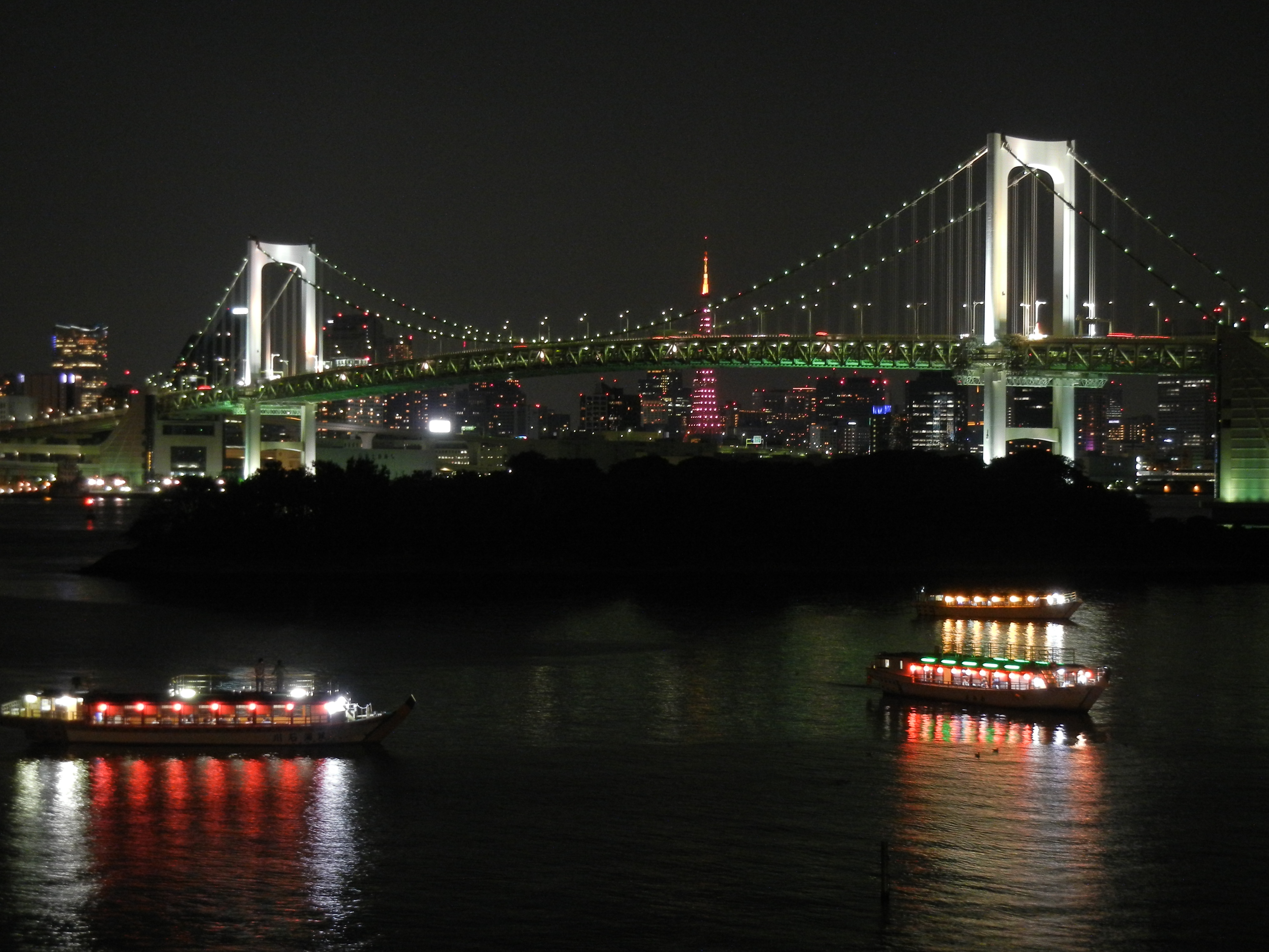 <b>夜景モード。手持ちでの撮影を想定し、シャッター速度を優先するためISOオートのみとなる<b>COOLPIX S8100 / 約2.4MB / 4,000×3,000 / 1/2秒 / F4.3 / 0.0EV / ISO400 / WB:オート / 13.9mm</b></b>