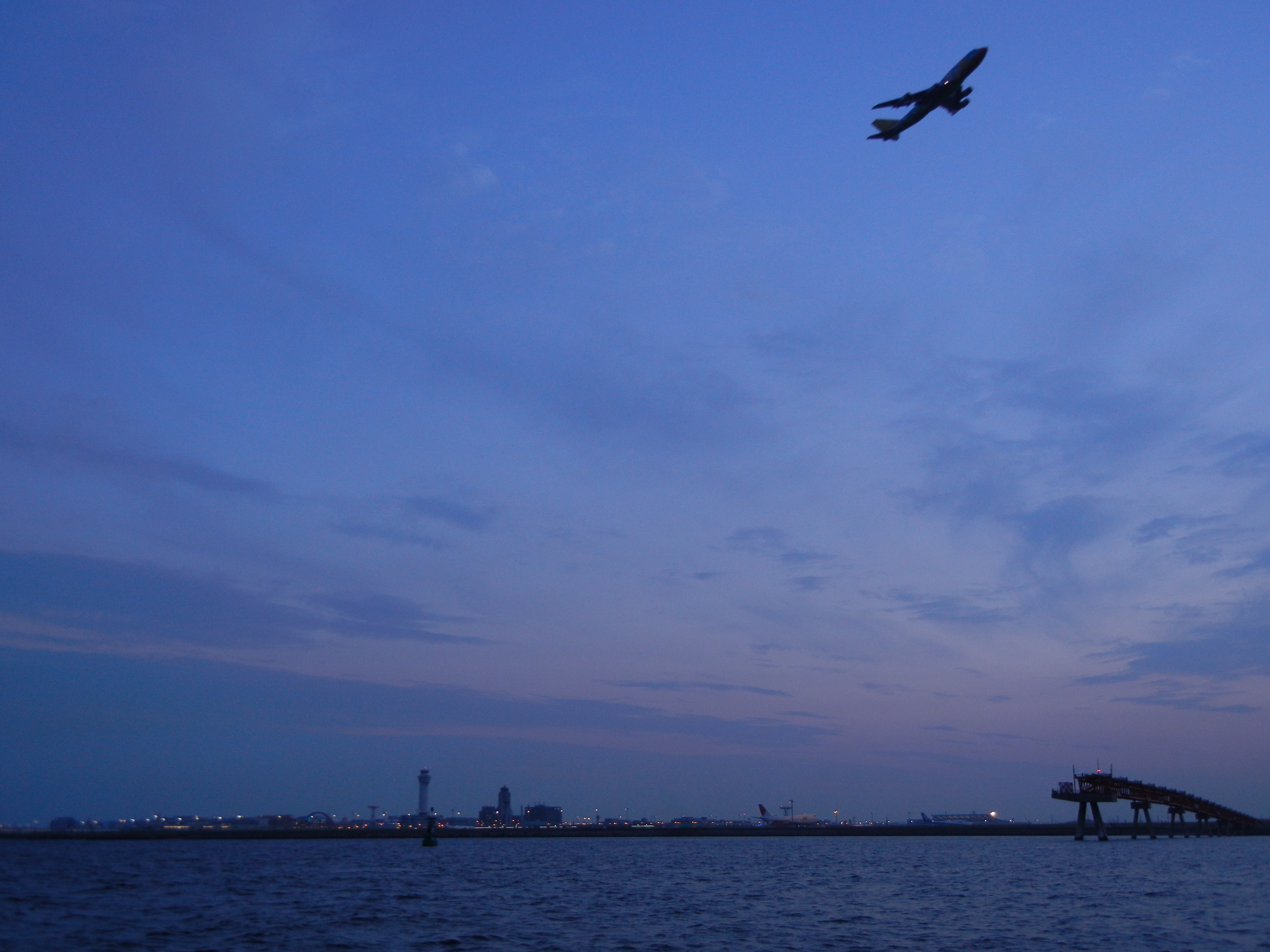 <b>トワイライト<br>COOLPIX S8100 / 約2.5MB / 4,000×3,000 / 1/44秒 / F3.7 / 0.0EV / ISO160 / WB:オート / 7.1mm</b>