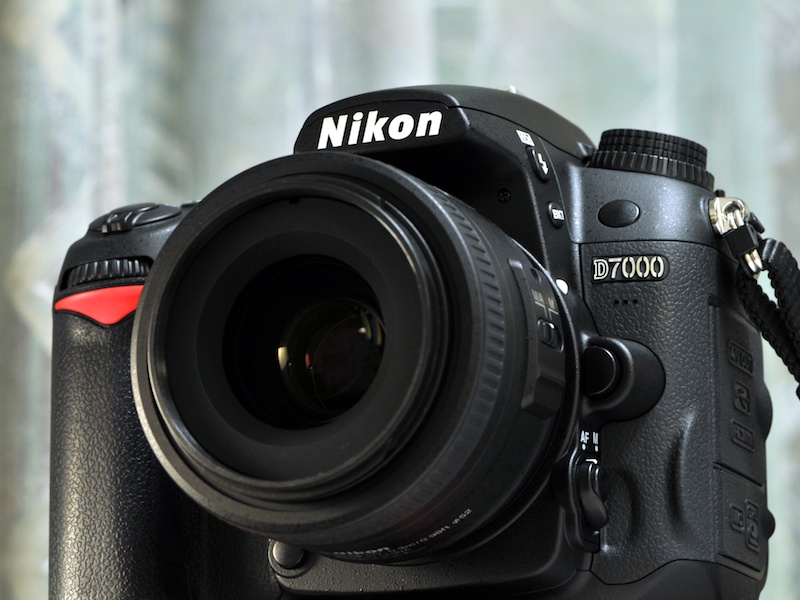 <b>大きさ（横幅など）や全体のデザインはD90に近い印象だが、上面と背面にマグネシウム合金を採用していることもあり、大きさの割には重量感がある（本体重量はD90より70g重い約690g）。また、手にした際の剛性感もD300に近い、と思う</b>