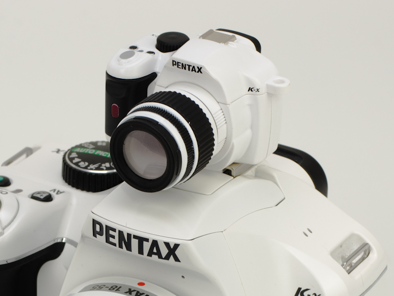 <b>K-xミニチュアマスコット（上）とK-x（下）</b>