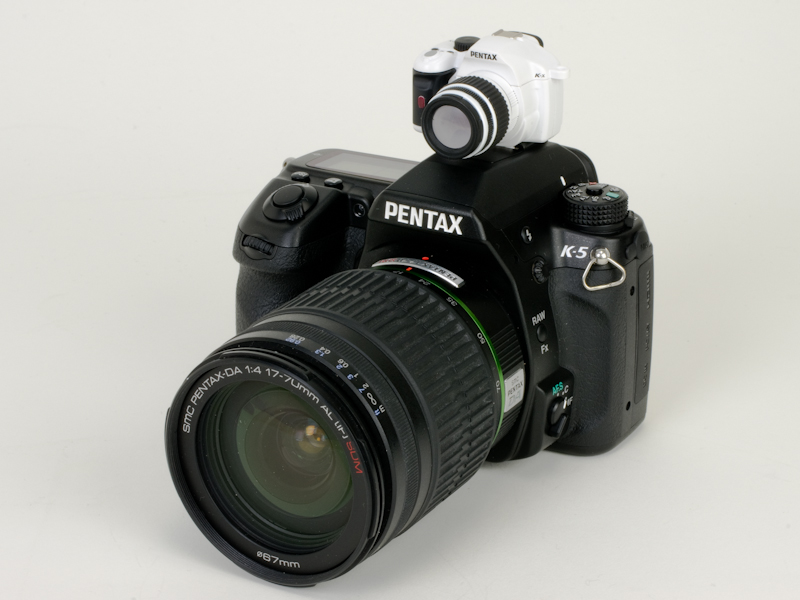 <b>ホワイトを装着したところ（左）とブラックを装着したところ（右）</b>