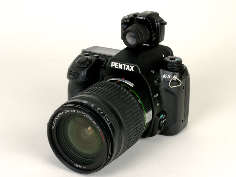 <b>ホワイトを装着したところ（左）とブラックを装着したところ（右）</b>