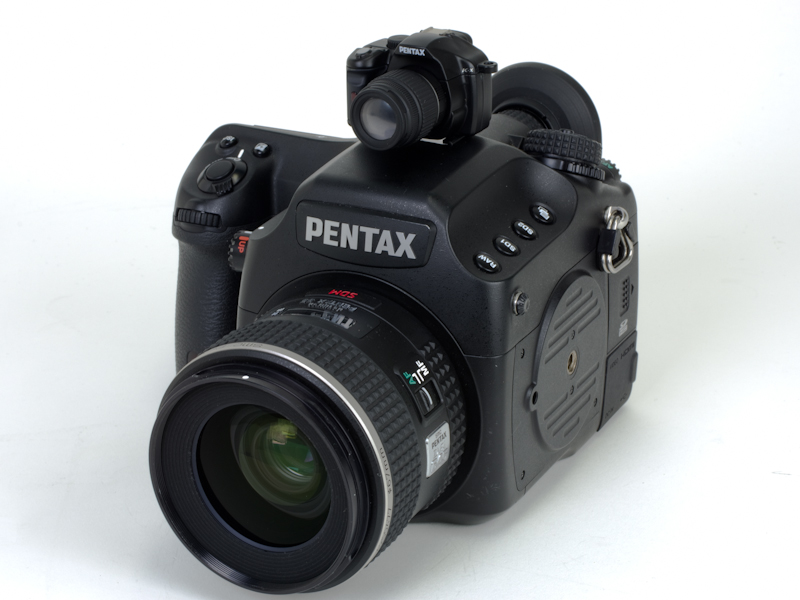 <b>ホワイトを装着したところ（左）とブラックを装着したところ（右）</b>