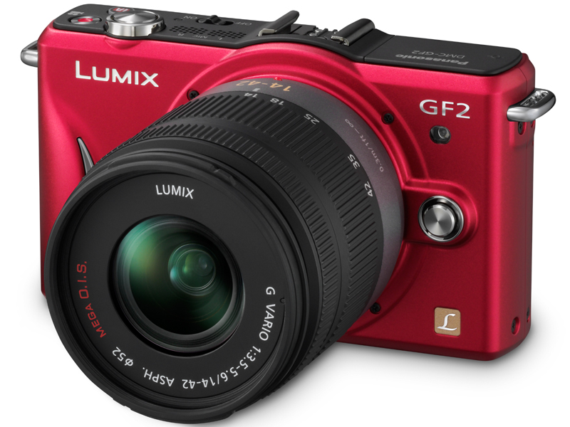 <b>LUMIX G VARIO 14-42mm F3.5-5.6 ASPH. MEGA O.I.S.を装着</b>