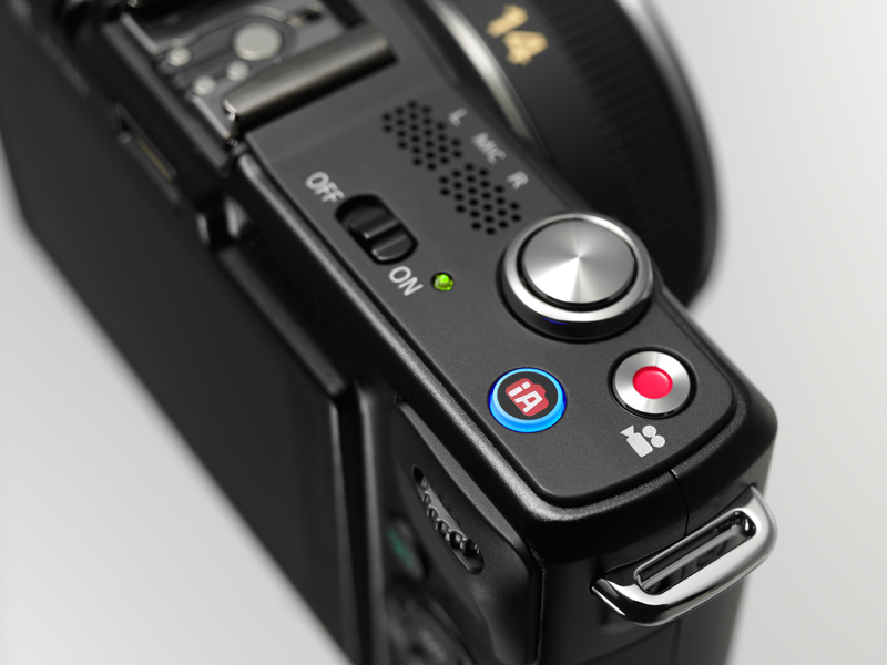 <b>上面にiAボタンと録画ボタンを装備</b>