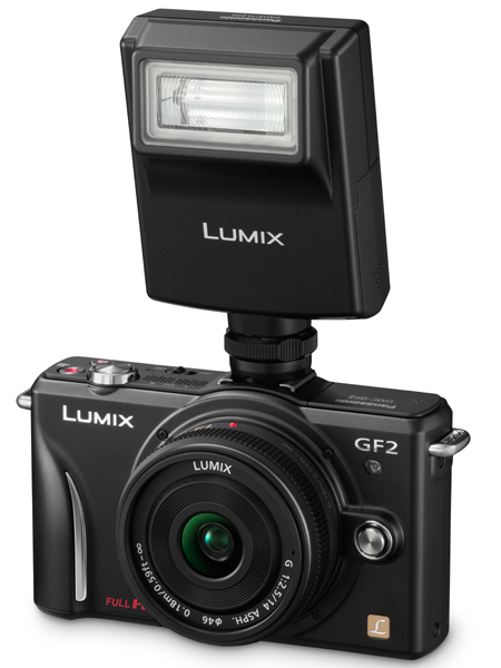 <b>外部ストロボ「DMW-FL220」を装着</b>