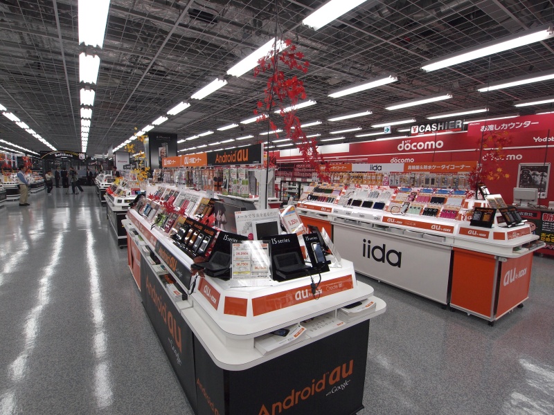 <b>地下1階の携帯電話コーナー</b>