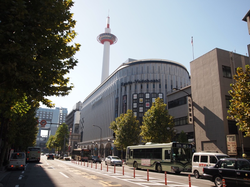 <b>京都タワー横に所在</b>