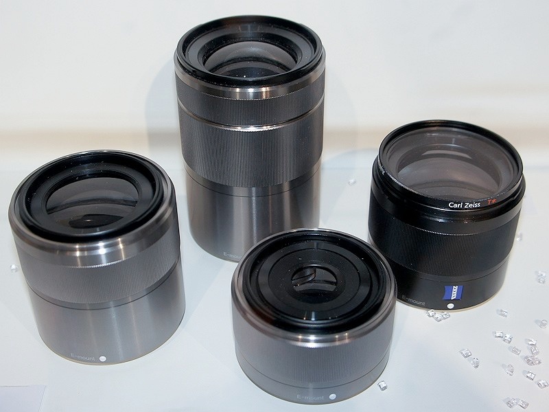 <b>フォトキナの会場で展示されていたレンズのモックアップ。2011年発売予定の4本で、左から時計回りにポートレートレンズ、望遠ズーム、カール ツァイスの広角レンズ、マクロレンズ</b>