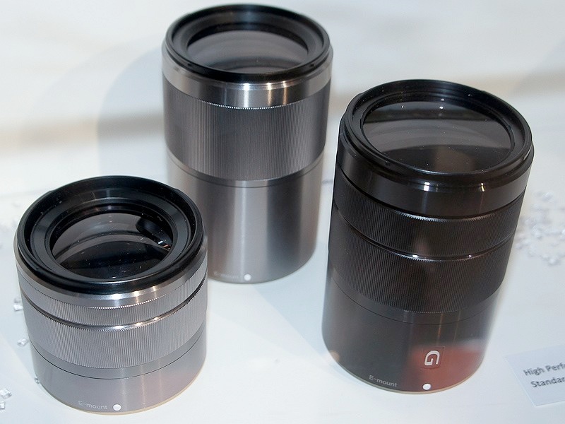 <b>こちらは2012年発売予定の3本。左から広角ズーム、中望遠レンズ、Gレンズの標準ズーム</b>