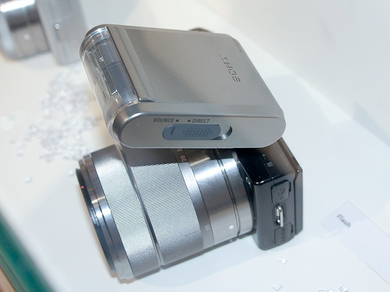 <b>今回のテーマと関係ないが、個人的に期待しているのがこちらの外付けストロボ。これもフォトキナで参考展示されていたもので、発売日などはすべて未定。ちょっと大きいが、バウンスも可能で電源も備える。本格的なストロボ撮影が期待できる</b>