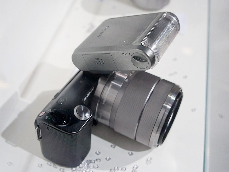 <b>今回のテーマと関係ないが、個人的に期待しているのがこちらの外付けストロボ。これもフォトキナで参考展示されていたもので、発売日などはすべて未定。ちょっと大きいが、バウンスも可能で電源も備える。本格的なストロボ撮影が期待できる</b>