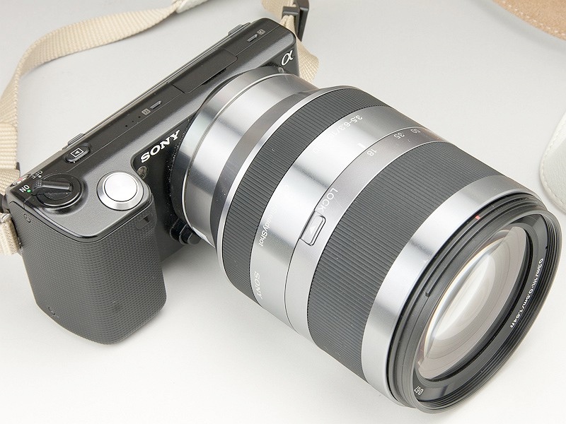 <b>E 18-200mmを装着したNEX-5。かなりのボリュームだ</b>