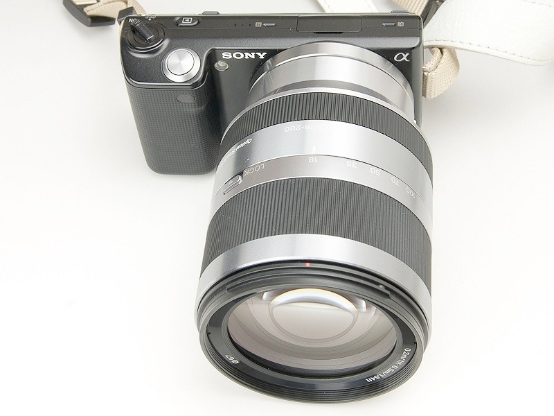 <b>作りはしっかりしている。ズームリングは重いが、ピントリングは軽快に動作する。ズームロック機構も備える</b>