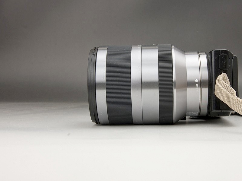 <b>ズームのワイド端（左）とテレ端。11倍ズームとしては驚くような繰り出しではないが、本体と比べるとちょっとびっくりする</b>