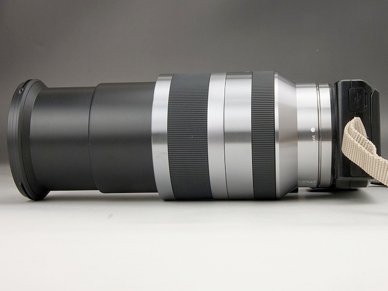 <b>ズームのワイド端（左）とテレ端。11倍ズームとしては驚くような繰り出しではないが、本体と比べるとちょっとびっくりする</b>