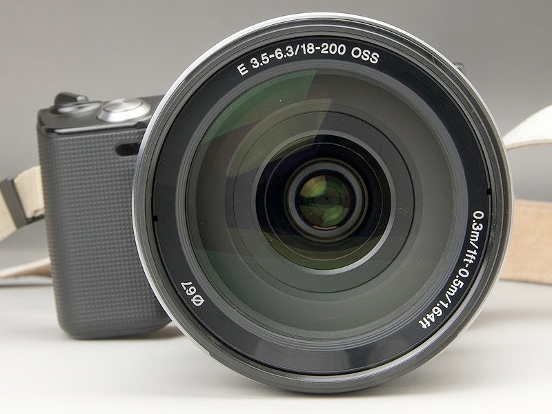 <b>前面から見たところ。ボディより高さがあるので、平面に置くとボディが傾き、グリップの一部だけが接地する形になる</b>