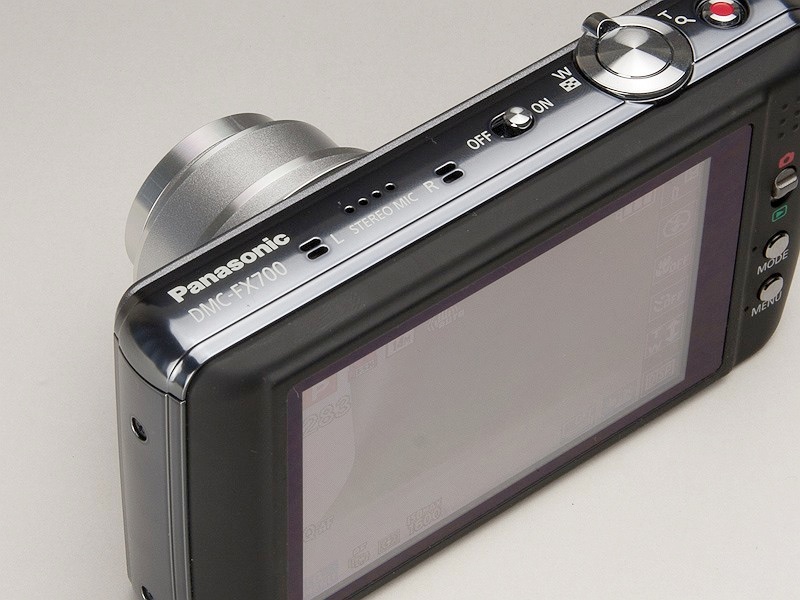 <b>本体上部、ほぼレンズの真上にステレオマイクを搭載する。メニューから風音軽減のオン・オフも選べる</b>