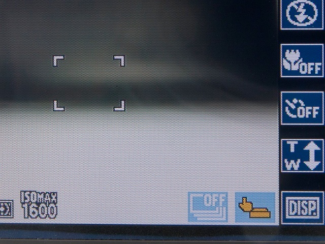 <b>タッチでシャッターを選択すると、画面上の指のマークがオレンジ色になり、タッチした場所にAF合わせを行い、自動でシャッターが切れる</b>