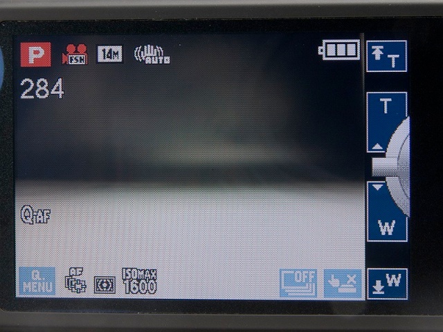 <b>タッチでズームを使うと、画面上にズームレバーが表示されてズーミング操作が行なえる。上下にある矢印とT/Wのアイコンをタッチすると、そのままテレ端、ワイド端まで一気にズームする</b>