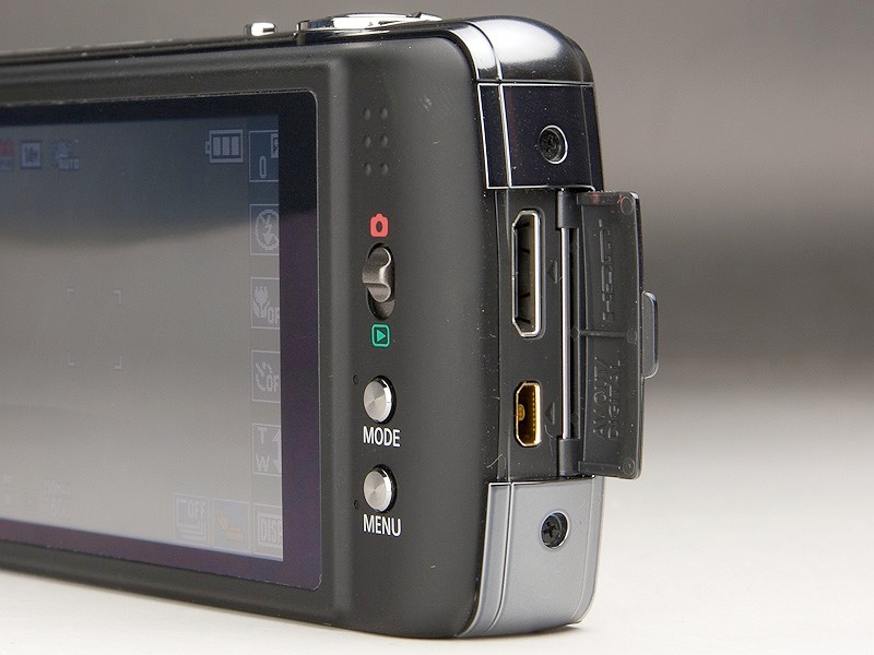 <b>本体側面にHDMI端子を装備する</b>