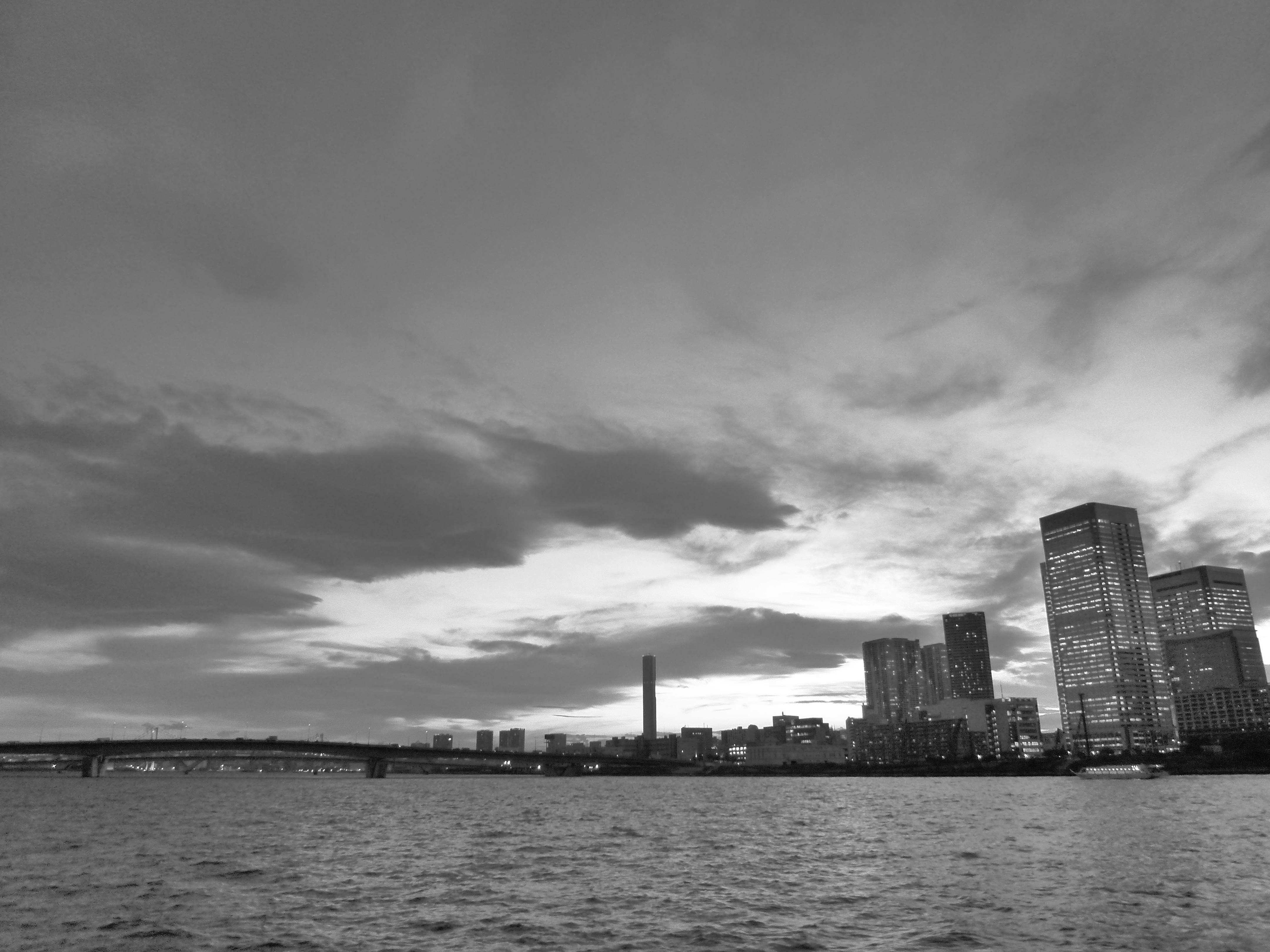 <b>ハイダイナミックレンジ：B&amp;W<br>DMC-FX700 / 約4.6MB / 4,320×3,240 / 1/15秒 / F2.2 / 0.0EV / ISO400 / WB:オート / 4.3mm</b>