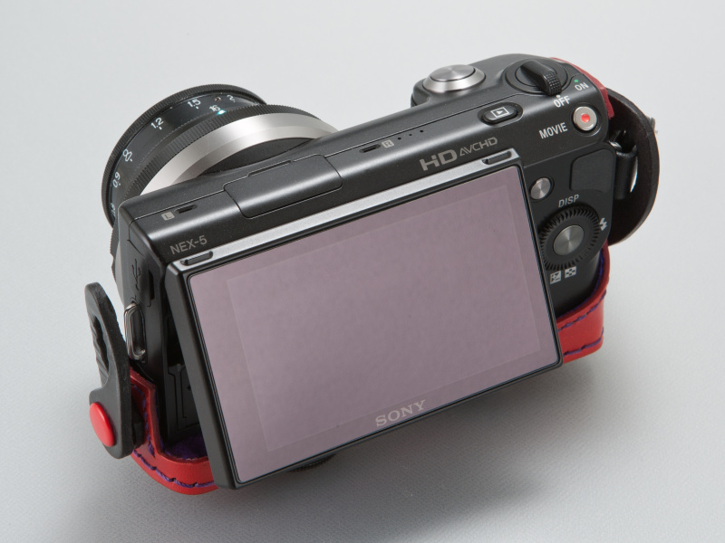 <b>ケースを装着した状態で液晶チルトが行なえる。カメラの機能性を犠牲にしない設計だ</b>