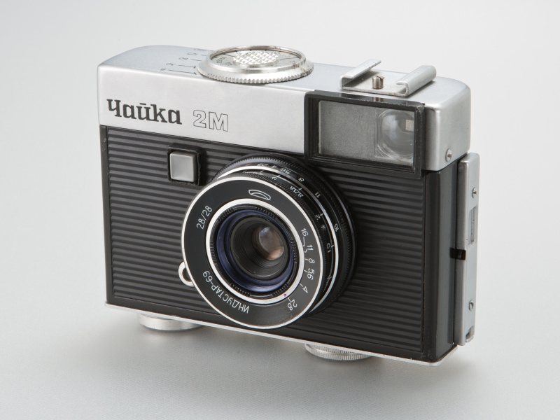 <b>チャイカ2Mは1972〜1974年にかけ、約35万台が製造された。パンケーキタイプの標準レンズが付く</b>