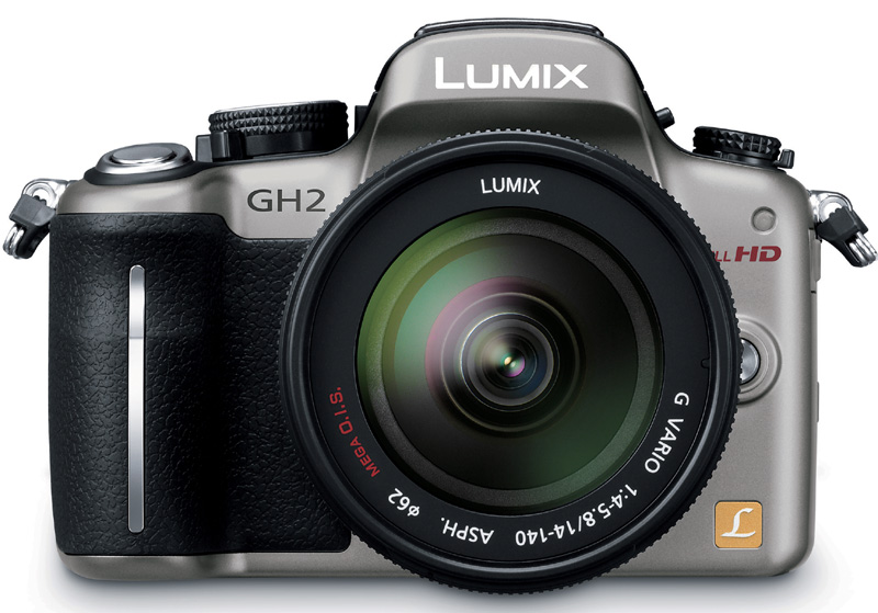 <b>総合金賞のニコンD7000（左）とパナソニックLUMIX DMC-GH2（右）</b>