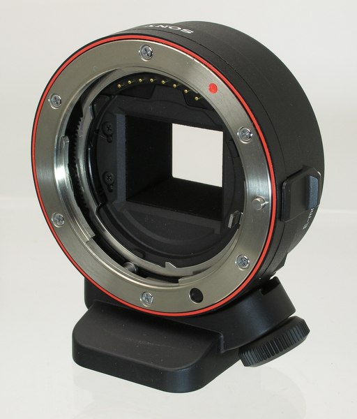 <b>NEX-5およびNEX-3用のマウントアダプター「LA-EA1」。価格は2万1,000円。NEXのすべての撮影モード、測光方式に対応するほか、Exif情報も記録される。発売当初はAF非対応だったが、ファームウェアのバージョンアップにより、モーター内蔵レンズでのAFが可能になった。AFを利用する際はボディ側のバージョンアップも必要</b>