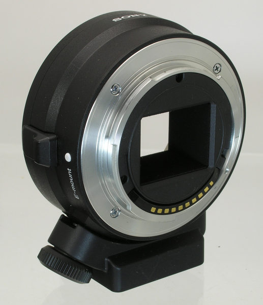 <b>NEX-5およびNEX-3用のマウントアダプター「LA-EA1」。価格は2万1,000円。NEXのすべての撮影モード、測光方式に対応するほか、Exif情報も記録される。発売当初はAF非対応だったが、ファームウェアのバージョンアップにより、モーター内蔵レンズでのAFが可能になった。AFを利用する際はボディ側のバージョンアップも必要</b>