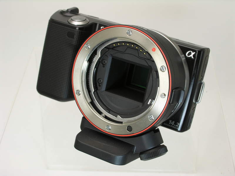 <b>NEX5にLA-EA1を取り付けた状態。マウント内の向かって右側にあるレバーで絞りを絞り込む</b>