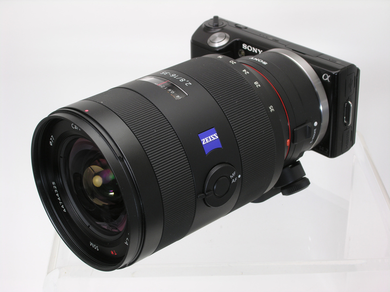 <b>Vario Sonnar T* 16-35mm F2.8 ZA SSM装着例。レンズの価格は28万3,500円</b>