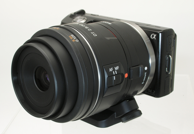 <b>DT 30mm F2.8 Macro SAM装着例。レンズの価格は2万5,200円</b>